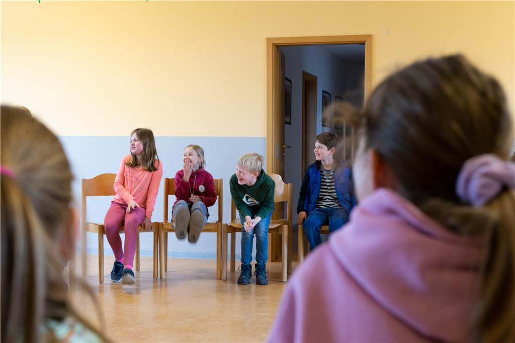 Spiel und Spaß am Jugend-Kloster: Kunterbunte Ferienfreizeit Gemeinsam spielen die Kinder mit dem Team des Jugend-Kloster verschiedene Spiele. Der Spaß kommt hier nicht zu kurz.