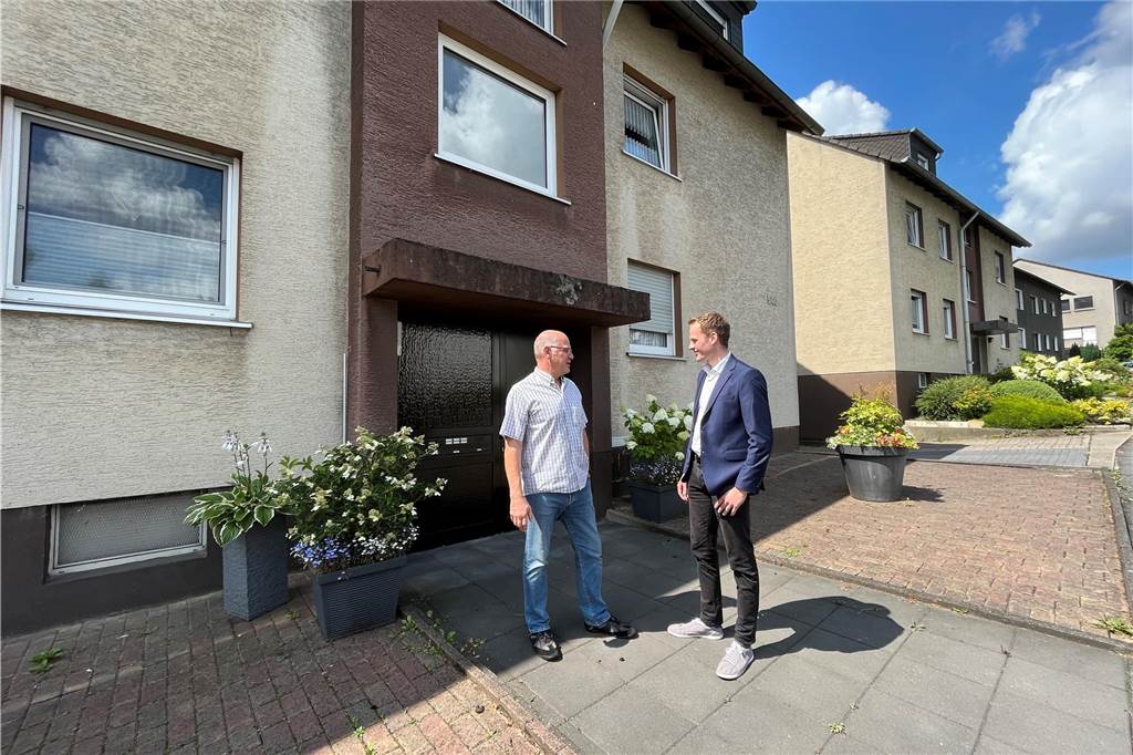 Preisverfall bei unsanierten Immobilien Gemeinsam suchen Eigentümer Axel Blumenstein und Makler Holger Fuchs nach einem Käufer für das Mehrfamilienhaus am Harpener Hellweg in Lütgendortmund.