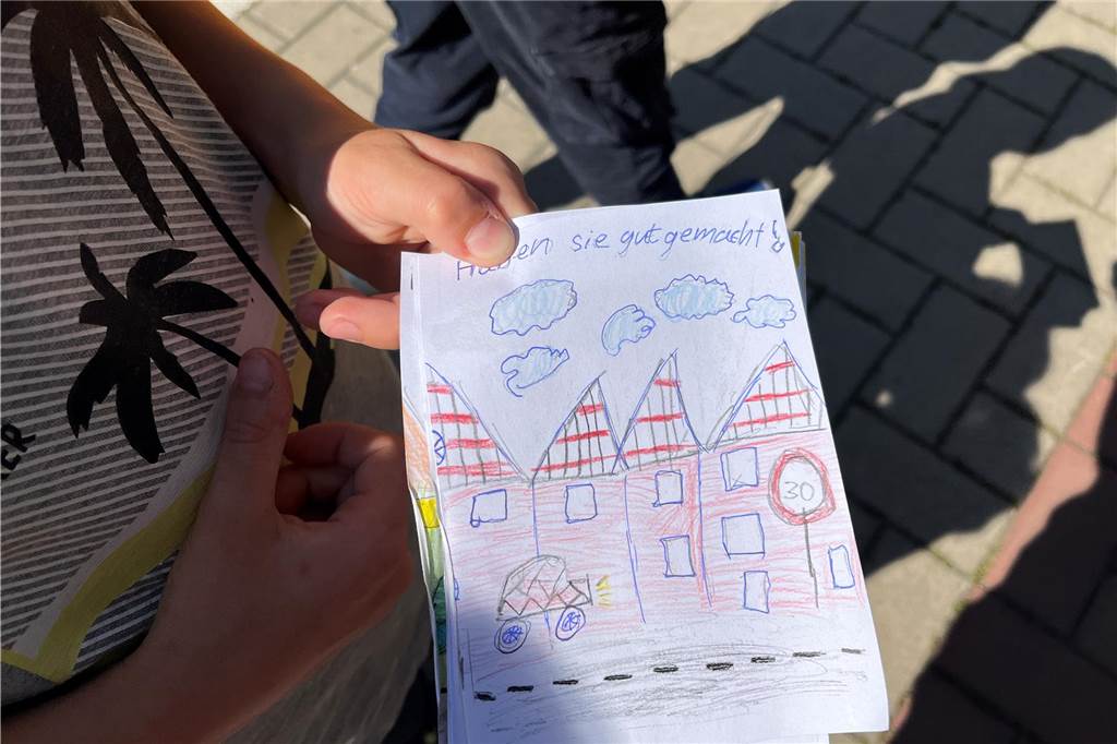Gemeinsam verteilten die Kinder "gute" und "schlechte" Karten an die Autofahrer.