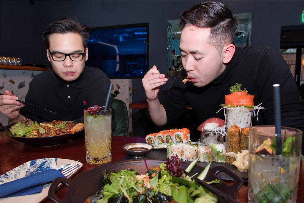Asiatisches Restaurant im alten „Köpi“: Fine Dining für die breite Masse Gemeinsames Mittagessen: Auch die beiden Betreiber Tony Do (l.) und Linh Nguyen essen immer wieder gerne ihren eigenen Gerichte.