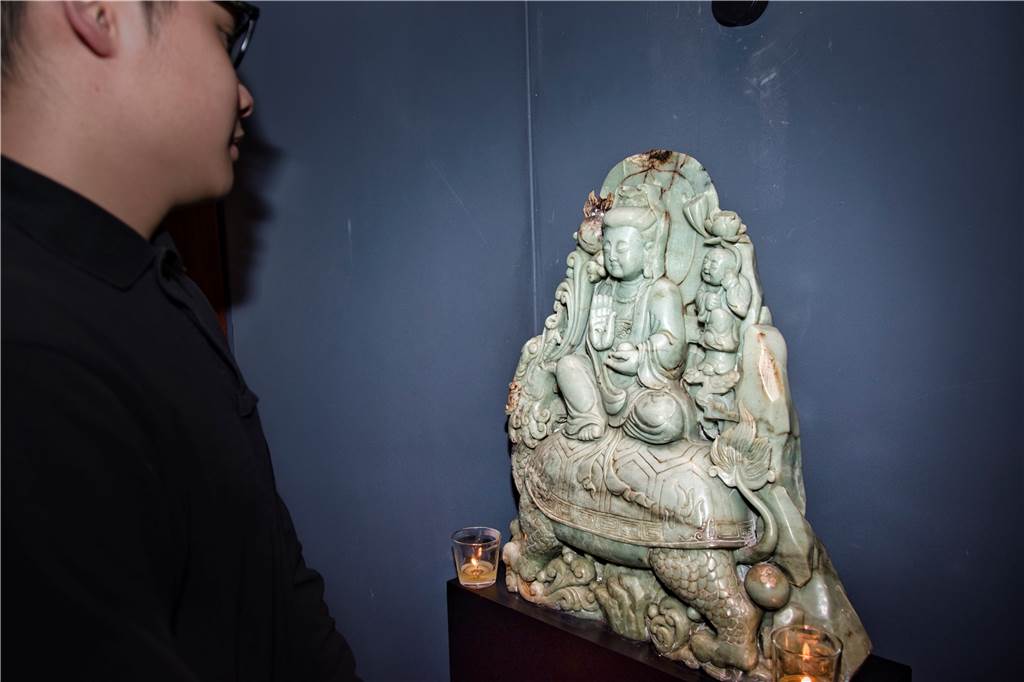 Asiatisches Restaurant im alten „Köpi“: Fine Dining für die breite Masse Gemeinsames Mittagessen: Auch die beiden Betreiber Tony Do (l.) und Linh Nguyen essen immer wieder gerne ihre eigenen Gerichte.