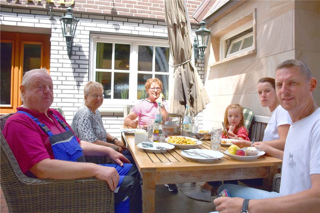 Gemeinsames Mittagessen zwischen der Arbeit im Familienbetrieb: "Das sind wir. Das gehört dazu, egal wie stressig es ist", sagt Bernd Bredeck. 
