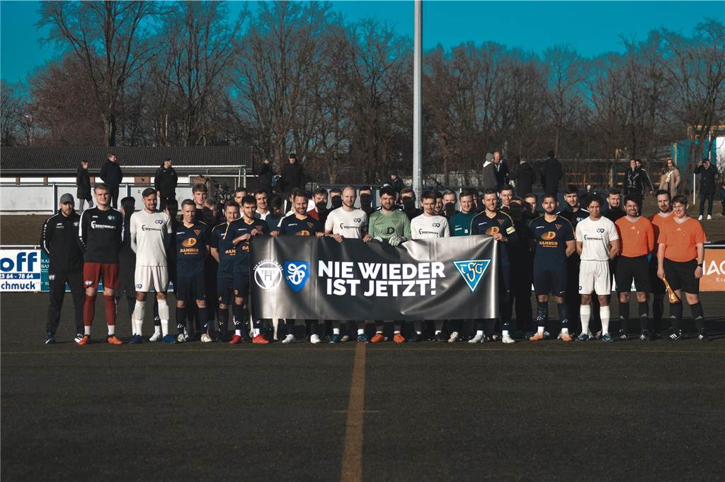 TuS Haltern schlägt Dülmen: Nur am Ende bereitet das Landesliga-Topteam wirklich Probleme Gemeinsames Zeichen gegen rechts: Vor dem Anpfiff präsentierten der TuS Haltern und die TSG Dülmen ein Plakat mit einer klaren Botschaft.
