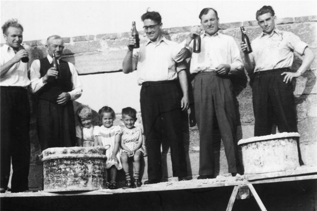 Vor 70 Jahren entstanden die „Exoten-Häuser“ der Bergleute in Werne Gemeinschaftlich arbeiten, gemeinschaftlich feiern - hier bei einem kleinen Richtfest.