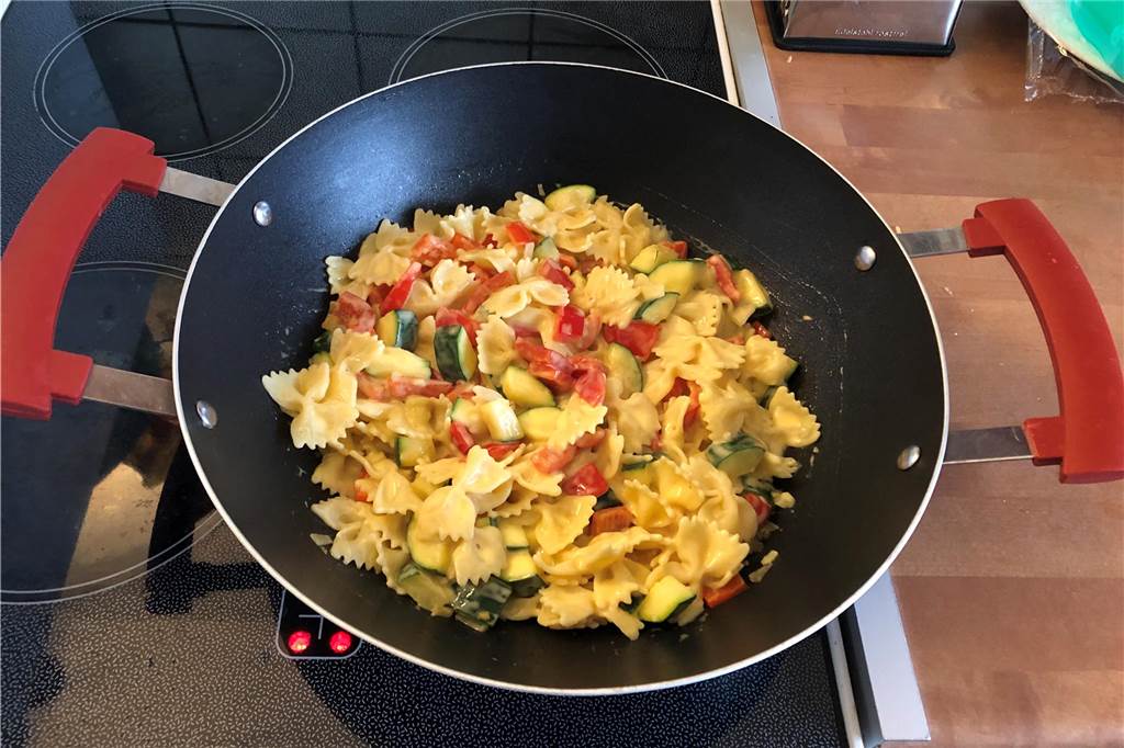 Schmeckt garantiert jedem Kind: Leckere Hollandaise-Nudeln mit Gemüse Gericht für Kinder: Hollandaise-Nudeln mit Gemüse.