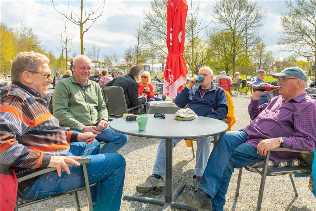 Gemütlich am Preußenhafen die Sonne genießen. 