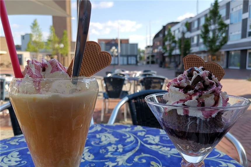 Seelische Gesundheit braucht Lockerungen Gemütlich ein Eis im Café schlemmen: Das gibt ein gutes Lebensgefühl.