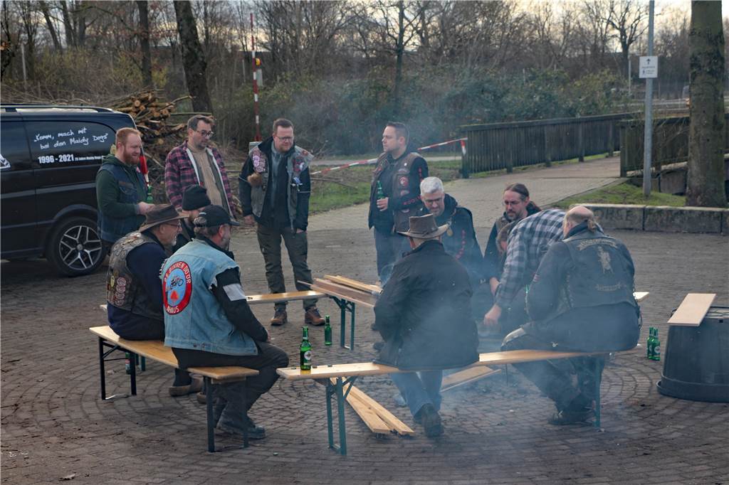Boxenstopp beim BS Binnen Döör: Biker, Burger und das Besondere an Ahaus Gemütlich geht es zu an der Hockeyhalle.
