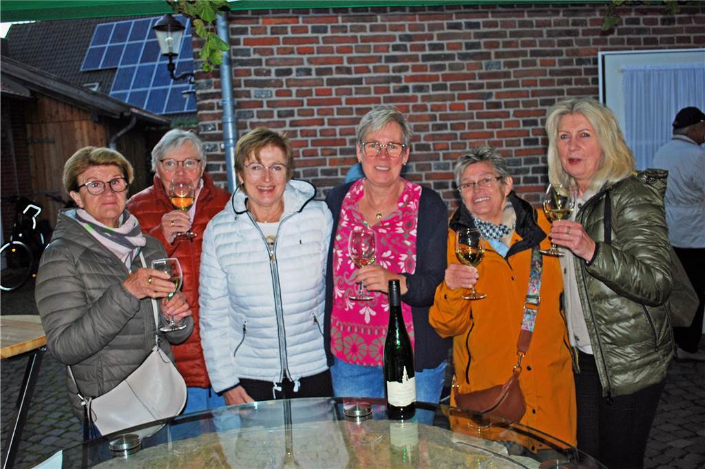 Gemütlich-gesellig ging es zu beim Weinfest, zu dem der Heimatverein Legden an und ins Haus Weßling eingeladen hatte.