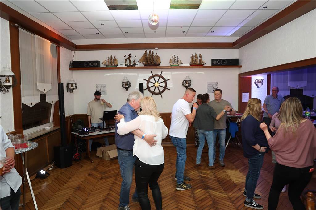 Gemütlich ging es zu beim Tanz in den Mai im Restaurant Schnitzelyacht in Selm.