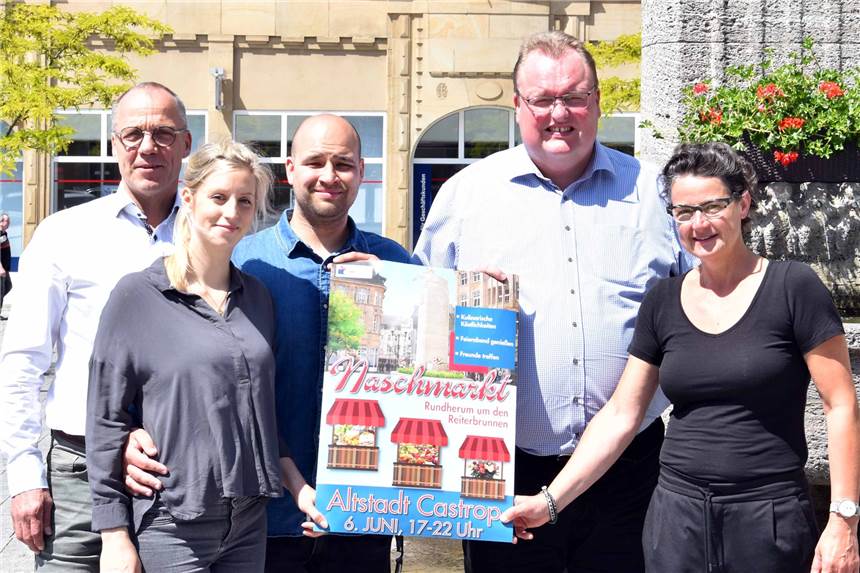 Der erste Castroper Naschmarkt rund um den Reiterbrunnen und in gemütlicher Atmosphäre Gemütlich und angenehm soll die Atmosphäre beim Naschmarkt sein. Matthias Zimmer, Ralph Potthoff-Kowol (Casconcept), das Ehepaar Rathers und Nicole Brune-Gelardi freuen sich auf die Premiere.