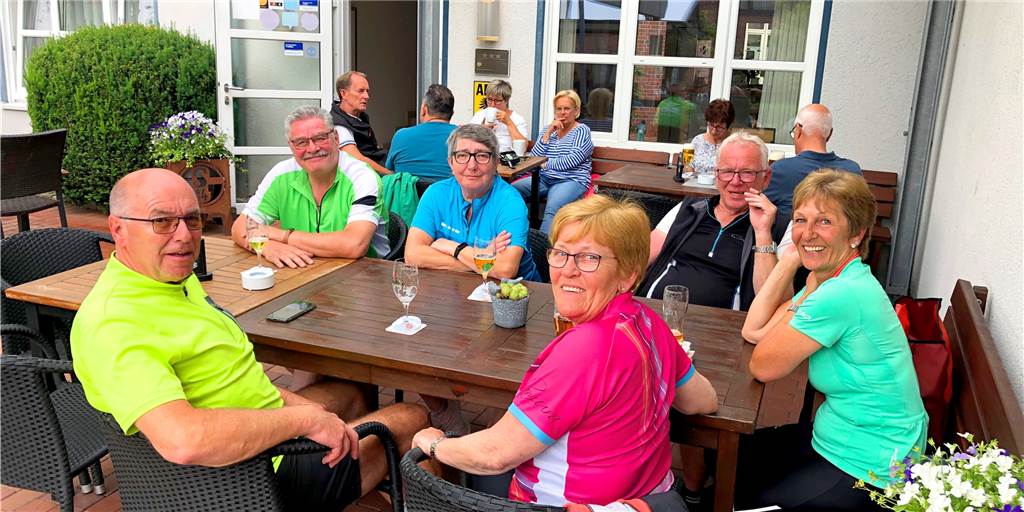 Ersatz-Hüttentour trotzt der Unwetterwarnung am Pfingstsonntag Gemütliche Runde im Hotel Nagel: Inhaber Christian Nagel freute sich trotz der widrigen Vorzeichen doch noch über relativ viele Besucher.