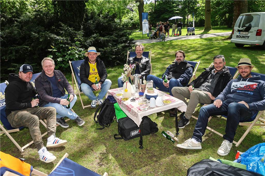 Gemütliches Beisammensitzen in der Sonne: Das gehört zum Westparkfest dazu.