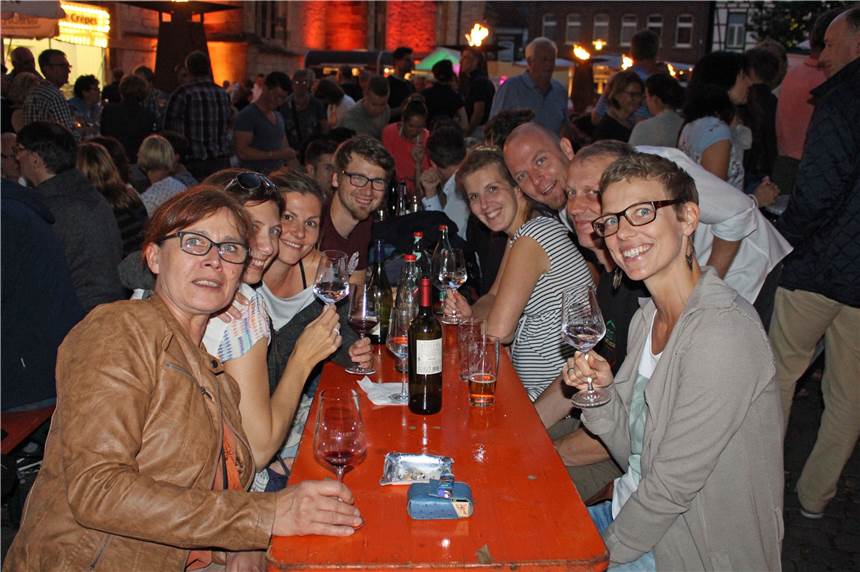 Fans warten das Unwetter ab und strömen dann zum Weinfest Gemütlichkeit war Trumpf beim CDU-Weinfest 2018.