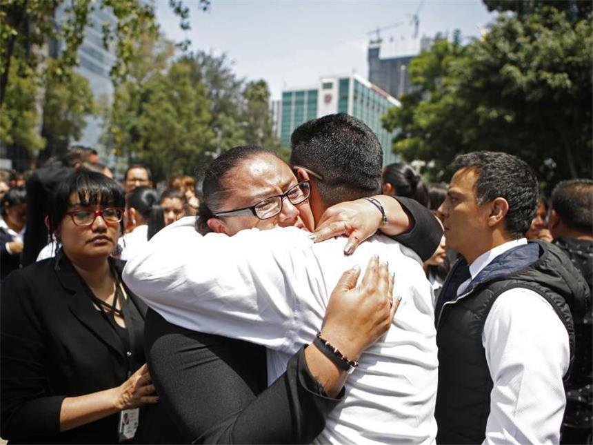 Erdbeben-Drama in Mexiko: Mehr als 220 Tote, viele Schäden Genau am Jahrestag des schweren Erdbebens von 1985 wurde die Millionenmetropole erneut von einem heftigen Beben erschüttert. Foto: Rebecca Blackwell