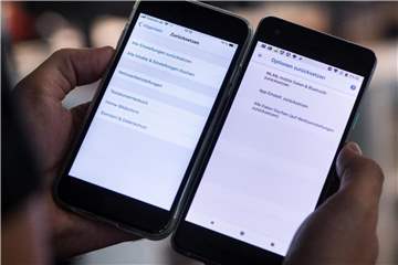 Genau hinsehen: Wer ein iPhone (links) oder ein Android-Smartphone (rechts) zurücksetzen und dabei alle Daten löschen will, muss die richtige Option wählen. Foto: Franziska Gabbert/dpa-tmn