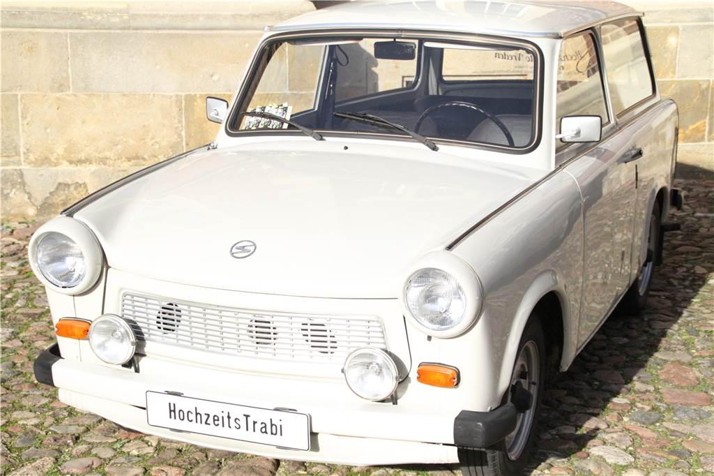 Genau wie der Hochzeits-Trabi wurden auch viele andere Autos zum Probefühlen im Schlosshof ausgestellt. Nur fahren durften die Gäste sie noch nicht.