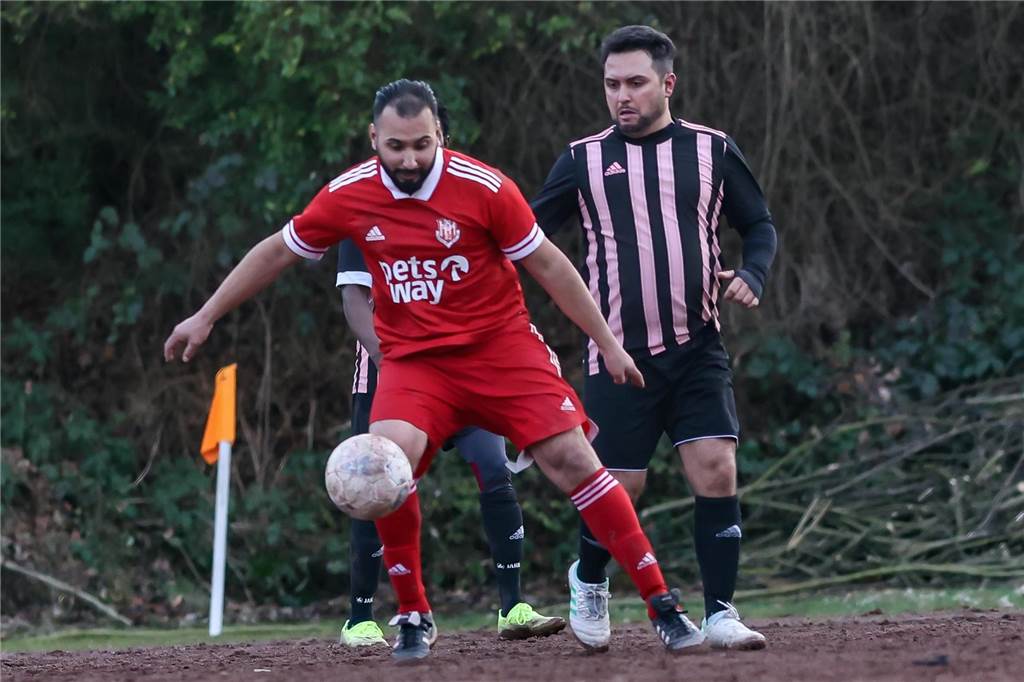 Genclerbirgili Hörde (rotes Trikot) und der FCK Sölde gehen in der Kreisliga C2 an den Start.