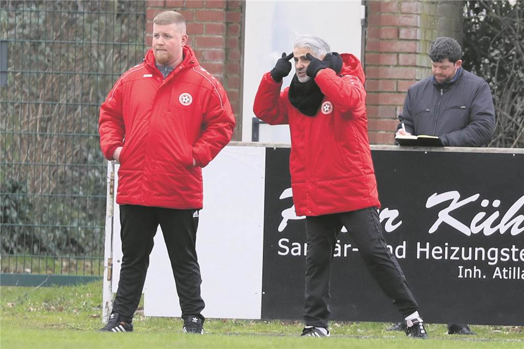 Genclikspor-Trainer Pietro Perrone fasst sich an die Stirn.