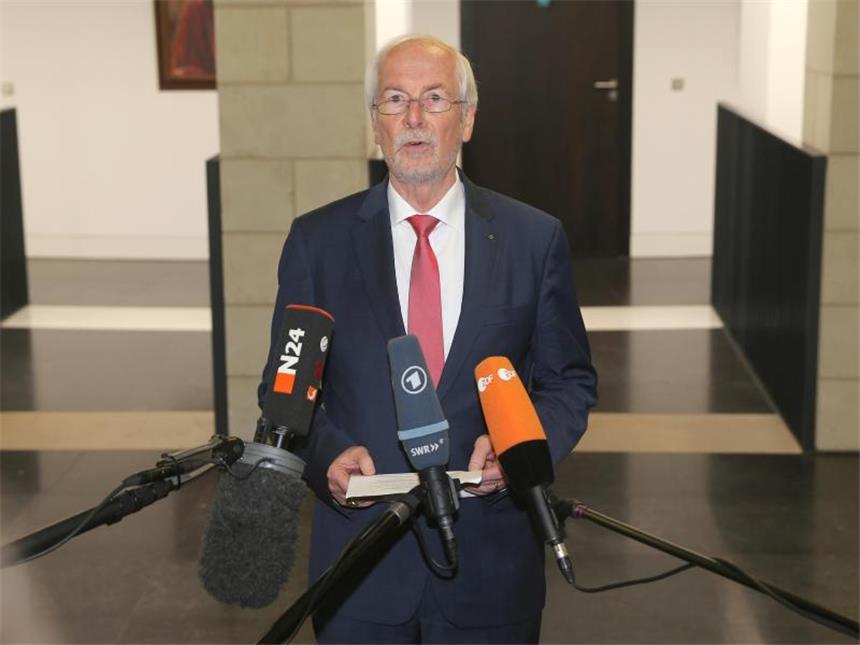 Justizminister trennt sich von Generalbundesanwalt Range Generalbundesanwalt Harald Range kritisiert das Verhalten des Justizministeriums im Fall «Netzpolitik.org». Foto: Ralf Stockhoff