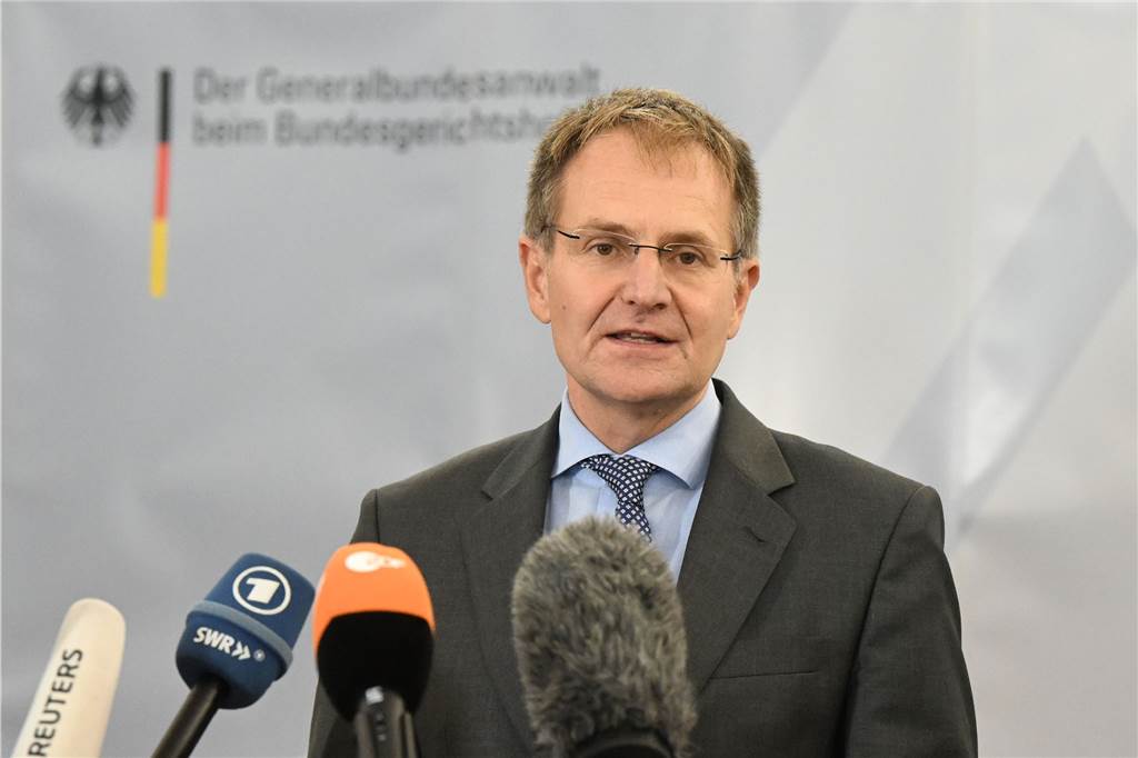 Bundesweite Razzia in Reichsbürgerszene: Acht Haftbefehle Generalbundesanwalt Peter Frank steht vor Mikrofonen und redet.