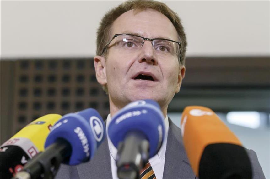 Generalbundesanwalt warnt vor Anschlägen mit Bio-Waffen Generalbundesanwalt Peter Frank spricht während einer Pressekonferenz. Foto: Ronald Wittek/Archiv