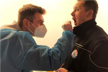 Generalprobe: Für den ersten Test hat sich Bernhard Speckhaus bereit erklärt. Christoph Hartwig fällt dabei auf, dass er bei den „echten“ Tests ein Gesichtsschild aufsetzen muss.