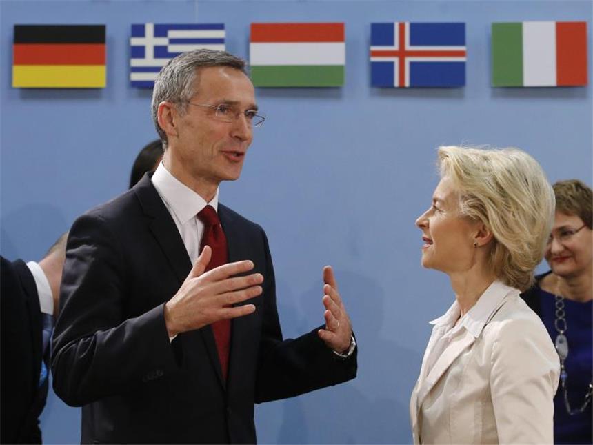 Aufrüstung und Diplomatie: Nato-Minister beraten Russland-Kurs Generalsekretär Stoltenberg und Verteigungsministerin von der Leyen im Gespräch beim Treffen der Nato-Verteidigungsminister in Brüssel. Foto: Olivier Hoslet
