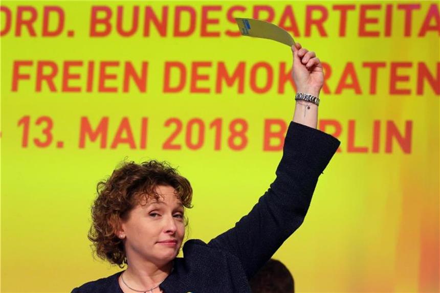 Generalsekretärin Nicola Beer stimmt auf dem 69. Ordentlichen Bundesparteitag der FDP über Änderungsanträge ab. Foto: Wolfgang Kumm