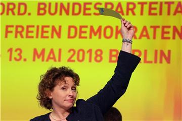 Generalsekretärin Nicola Beer stimmt auf dem 69. Ordentlichen Bundesparteitag der FDP über Änderungsanträge ab. Foto: Wolfgang Kumm