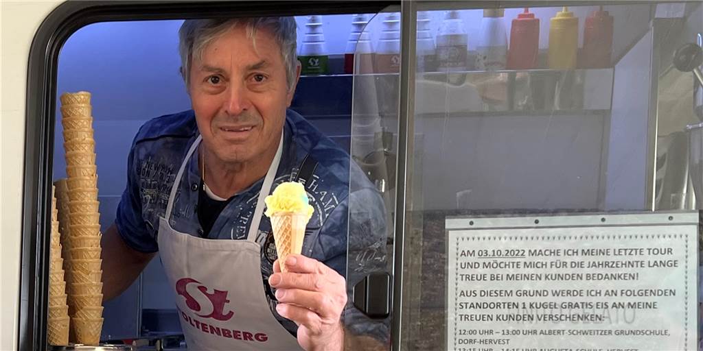 „Arrivederci!“ - Eismann Franco Mulé (69) dreht Abschiedstour durch Dorsten Generationen von Kundinnen und Kunden haben Franco Mulé und sein Eis geliebt. Die Schülerinnen und Schüler der Haldenwangschule in Dorsten haben sich deshalb mit einem selbstgebastelten Plakat verabschiedet.
