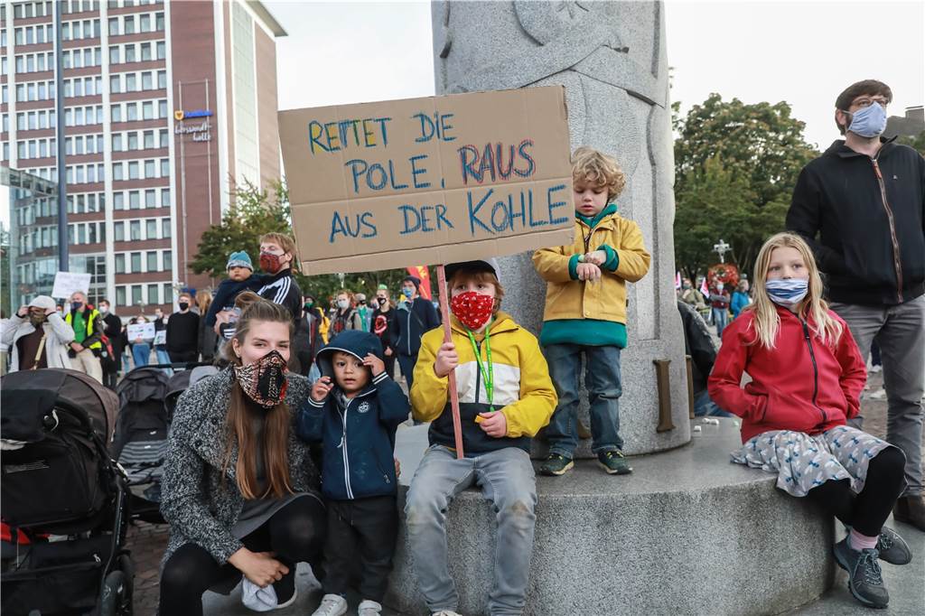Generationsübergreifend wurde auf dem Friedensplatz für den Klimaschutz demonstriert.