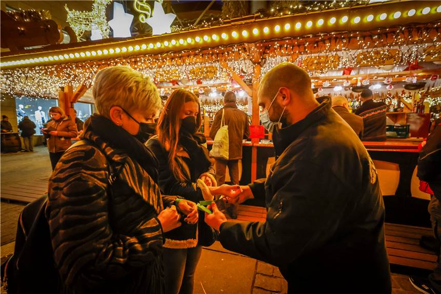500.000 Weihnachtsmarkt-Kontrollen - wie viele hatten keinen 2G-Nachweis? Genesen oder geimpft? Weihnachtsmarktbesucher in Dortmund müssen einen entsprechenden Nachweis vorlegen - dafür für gibt es dann täglich wechselnde Bändchen.