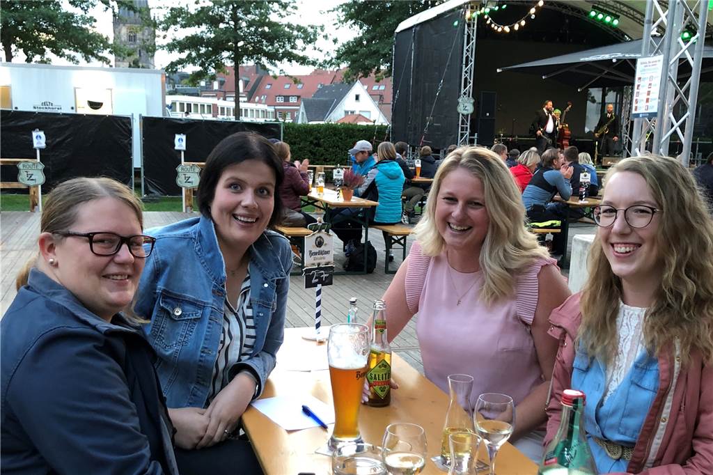 Genießen den Abend im Schlossbiergarten: Marlen Morrien, Eva-Maria Wittenberg, Annika Brinkhaus und Meike Dewies.