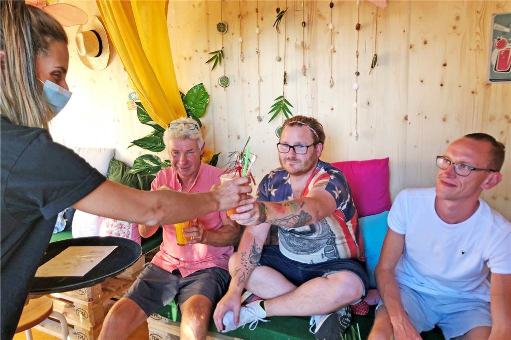 Kreativ gegen Coronafrust: Der Cuba Libre kommt per Cocktail-Taxi Genießen den lauen Sommerabend in der Cocktail-Lounge an der Ramsdorfer Straße in Südlohn (v.l.): Johannes Kamps mit Jean-Pascal und Steven Kruse.