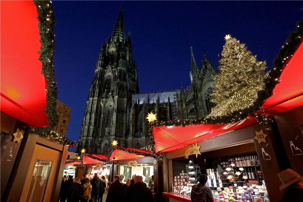 Veranstaltungen heute in NRW: Food Festival, Flohmärkte und Co. am 3. Dezember Besucher gehen über den Weihnachtsmarkt vor dem Dom