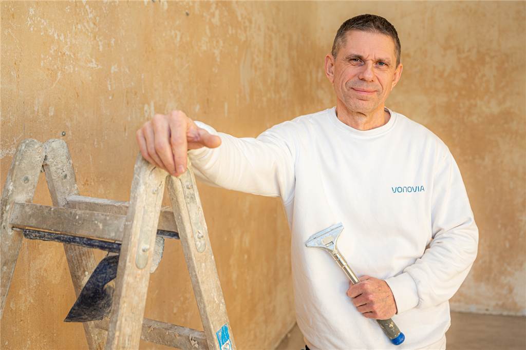 Erstes Weihnachtsfest nach der Flucht: Familie Kovalenko beginnt in Herten ein neues Leben Gennadii Kovalenko hat bei Vonovia nicht nur eine Wohnung, sondern auch Arbeit gefunden. Er überzeugte mit handwerklichen Fähigkeiten und einer positiven Einstellung.