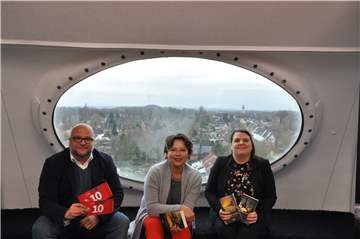 Genossen den Aufenthalt im Ufo: (v.l.) David Zolda (Kulturbüro), Autorin Elisabeth Herrmann und Sina Ziegler vom Festival "Mord am Hellweg".