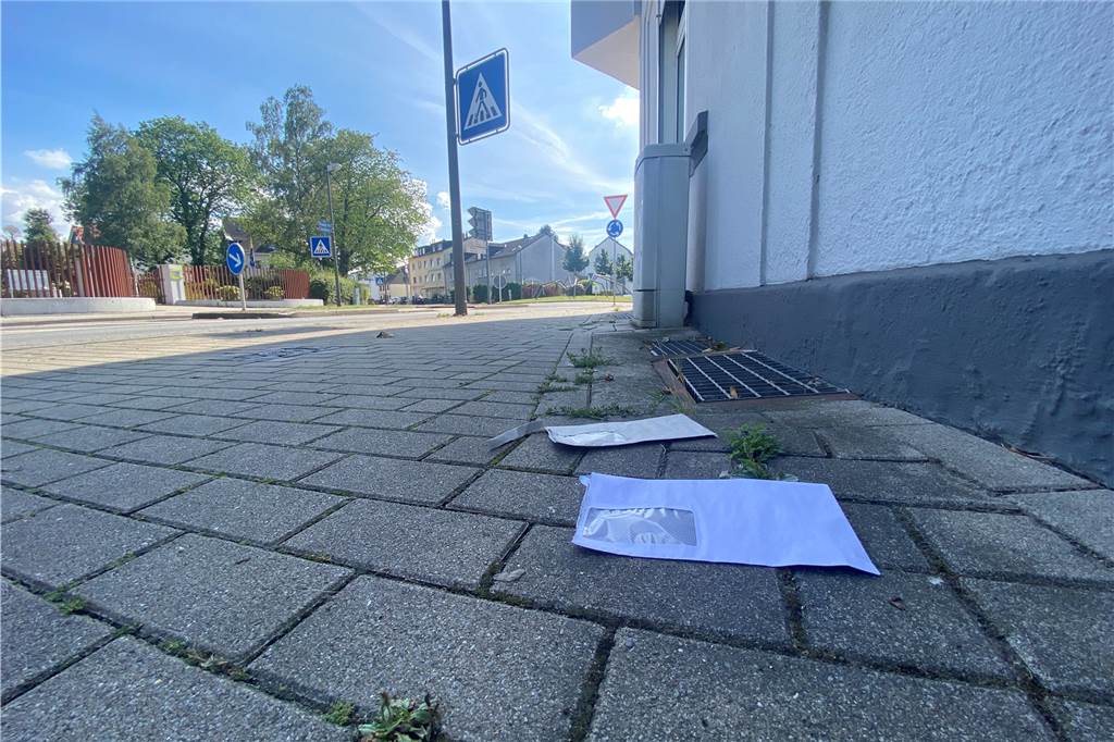 Geld gestohlen: Geöffnete Post liegt in Dortmund auf der Straße Zwei geöffnete Briefe liegen auf dem Bürgersteig an der Schaphusstraße.