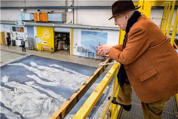 Georg Baselitz betrachtet sein Werk. Foto: Matthias Balk