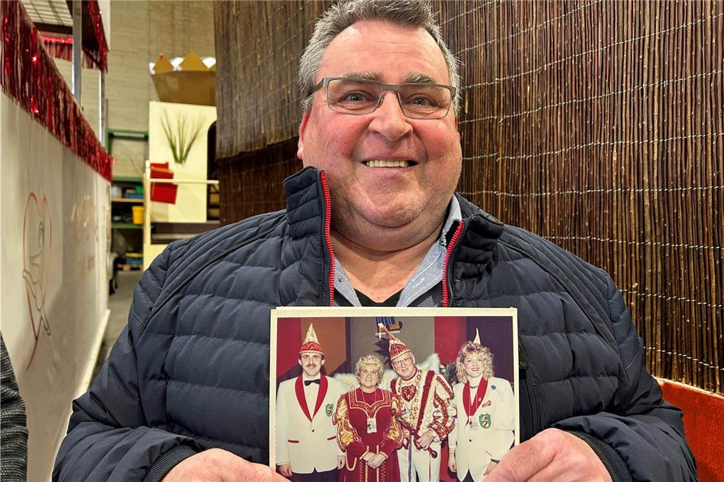 Mit einem Bollerwagen fing es an: 50 Jahre Rosenmontagszug und IWK Georg Götz mit einem Foto seiner jecken Familie. Darauf sind von links zu sehen: er selbst, Mutter Inge, Vater Schorsch und Schwester Sabine.