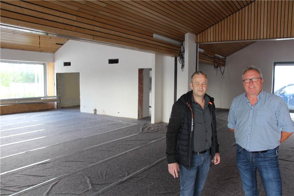 Nach zwei Jahren immer noch nicht fertig: So sieht es auf der Dauerbaustelle Sunshine aus Georg Hillmeister (r.) und Burkhardt Nabakowski im offenen Treff: dem größten Raum. Die Decke ist noch dieselbe wie vor dem Umbau, ansonsten ist nahezu alles neu.