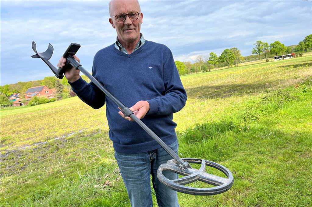 Hobby-Archäologe Georg Laurenz will sein „Jagdrevier“ erweitern Georg Laurenz steht mit seinem Detektor vor einem Feld.