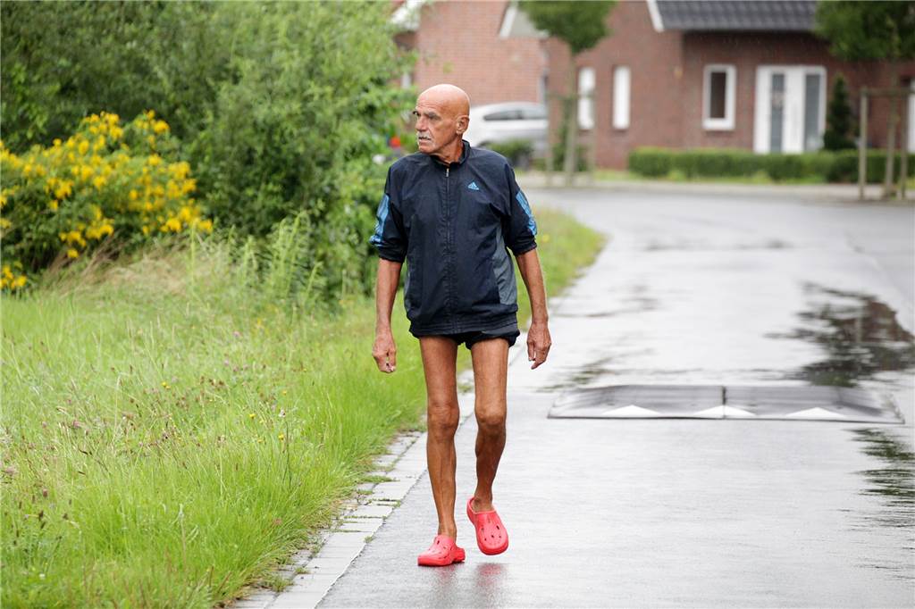 Georg Mandel, wie die Menschen in Selm ihn kannten und sicher in Erinnerung behalten - als den „Spaziergänger" mit der kurzen Hose und den roten Schuhen.