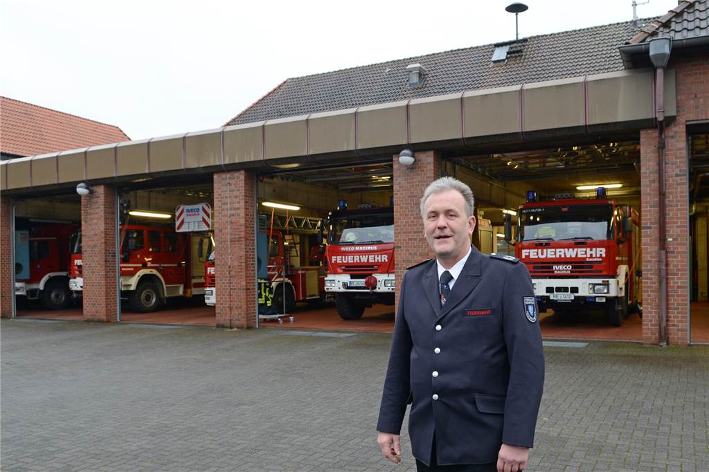 Löscheimer, TuS und Kriegsheimkehrer: Halterns besondere Feuerwehr Georg Rohlf vor der Feuerwache Haltern an der Holtwicker Straße.