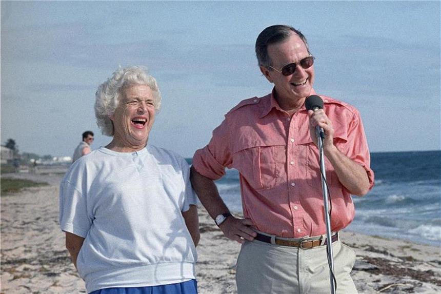 George H.W. Bush, ehemaliger Präsident der USA, und seine Frau Barbara Bush im Jahr 1988 in Florida. Foto: Kathy Willens/AP/Archiv