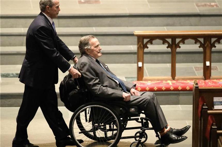 Früherer US-Präsident Bush aus Krankenhaus entlassen George H.W. Bush (r) und sein Sohn George W. Bush beim Gedenkgottesdienst für Barbara Bush in Houston. Foto: David J. Phillip/AP