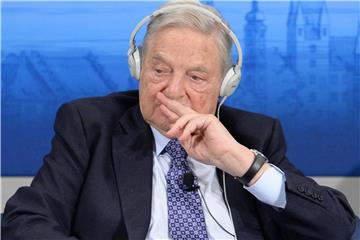 George Soros sitzt bei der 51. Sicherheitskonferenz auf dem Podium. Foto: Andreas Gebert/Archiv