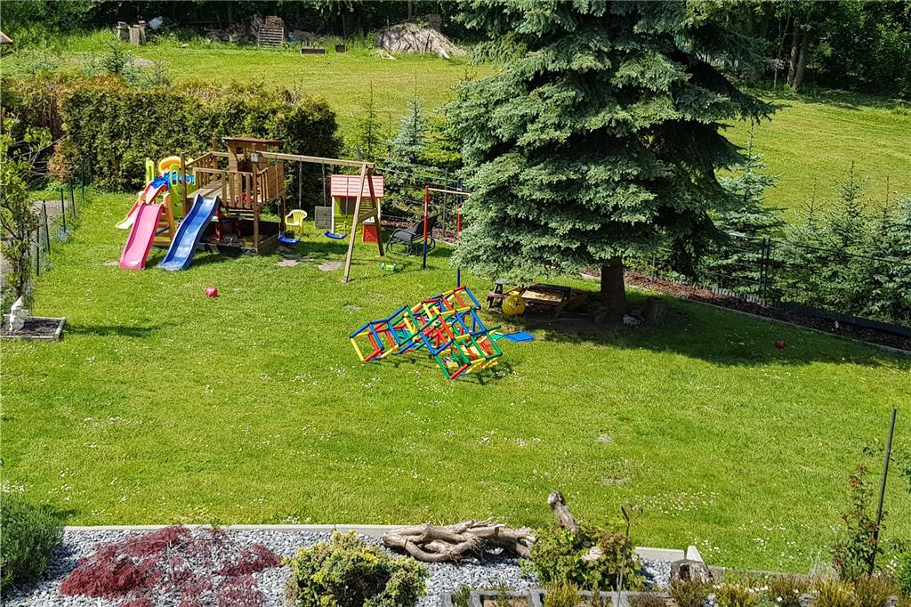 Corona fordert Tagesmütter: „Ich kann die Kinder ja nicht einsperren“ Georgia Dimou ist froh, dass sie einen Garten hat, in dem die Kinder spielen können.