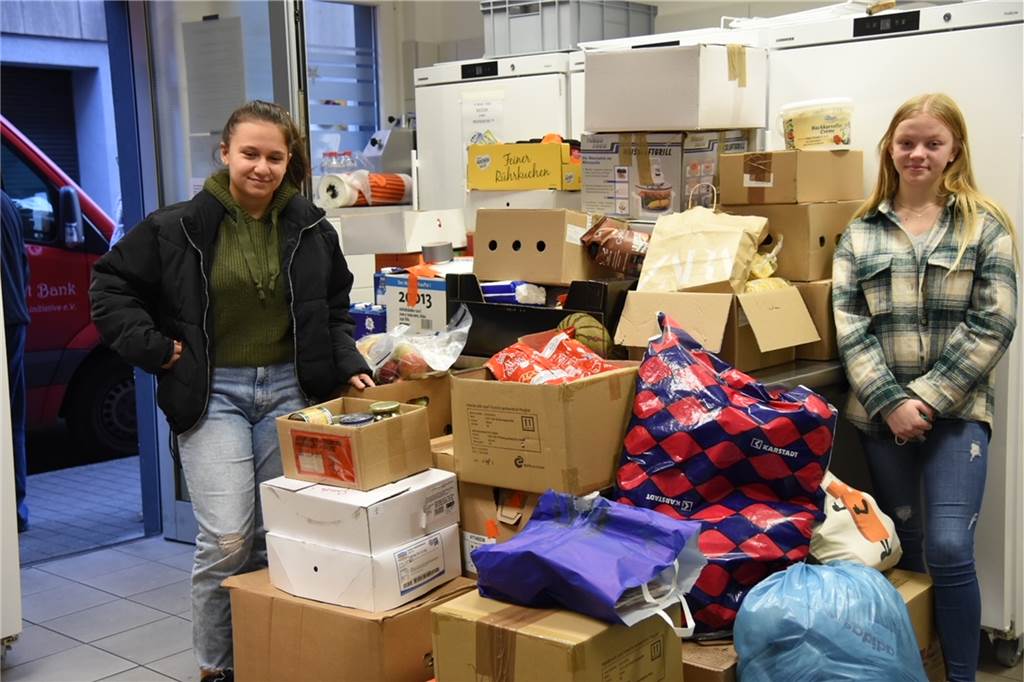 Georgia und Ilka (14) sammeln 37 Kisten voller Spenden für Obdachlose Georgia und Ilka haben dem Gasthaus statt Bank 37 Kartons mit Spenden übergeben.